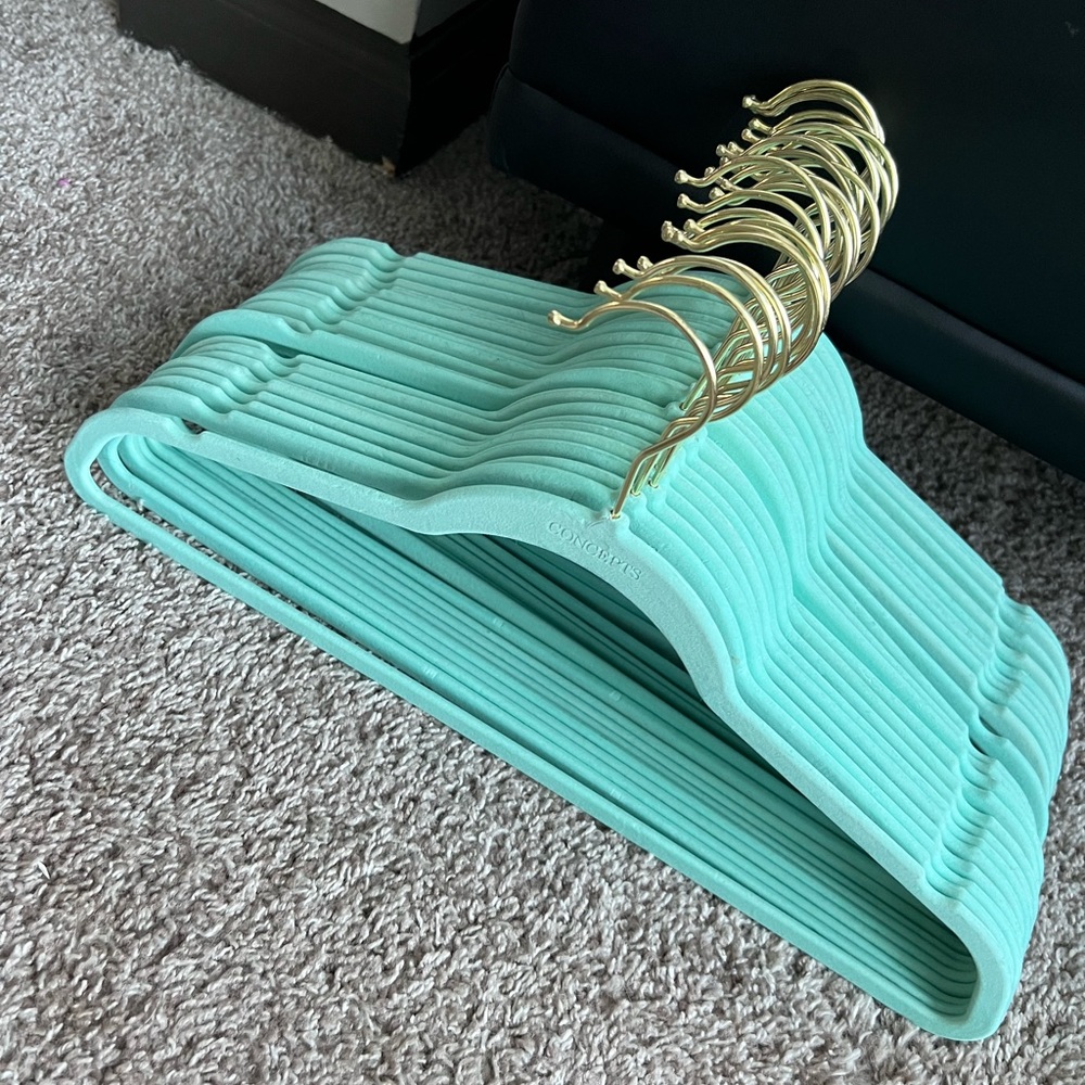 25 Teal Gold hooked velvet hangers